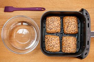 TK-Brötchen mit Wasser bepinseln