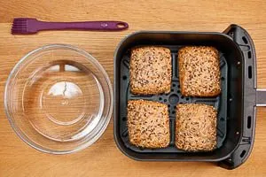 TK-Brötchen mit Wasser bepinseln