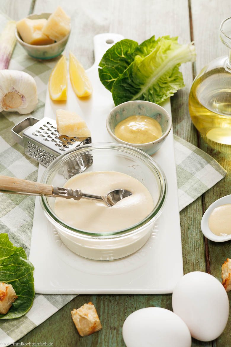 Cremiges Caesar Dressing mit Sardellen, Eigelb und Parmesan
