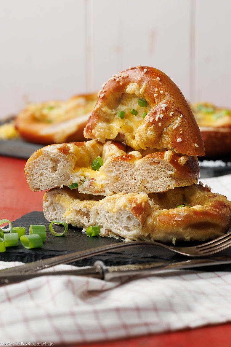 Flammkuchen-Brezeln vegetarisch, pikant oder mediterran