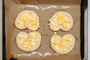 Brezeln mit F&uuml;llung im vorgeheizten Ofen backen