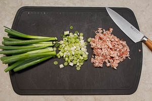 Fr&uuml;hlingszwiebeln und Speck vorbereiten