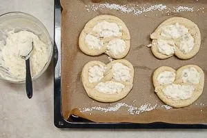 Schmandcreme in die Brezeln f&uuml;llen