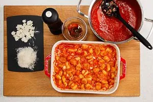 Tomatenso&szlig;e f&uuml;r Gnocchi in der Auflaufform abschmecken