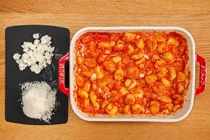 Mozzarella udn Parmesan auf den Gnocchi verteilen