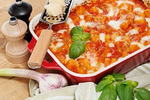 Warmen Gnocchi-Auflauf servieren
