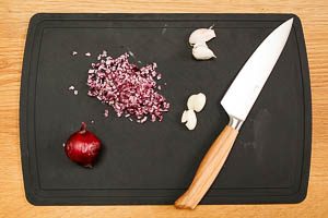 Zwiebel und Knoblauchzehen kleinschneiden