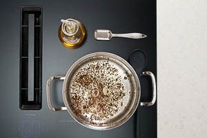 Knoblauch und Zwiebelwürfel im Topf andünsten