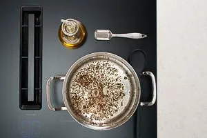 Knoblauch und Zwiebelw&uuml;rfel im Topf and&uuml;nsten