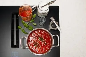 Anged&uuml;nstete Zwiebel und Knoblauch mit Tomatenso&szlig;e abl&ouml;schen