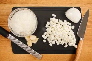 Mozzarella und Parmesan vorbereiten
