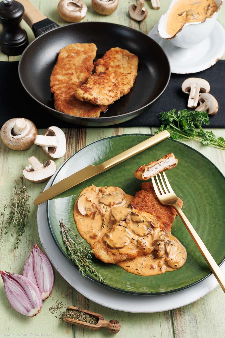 Knusprige Schnitzel mit cremiger Champignonsoße