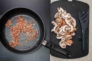 Knoblauch in die Pfanne geben