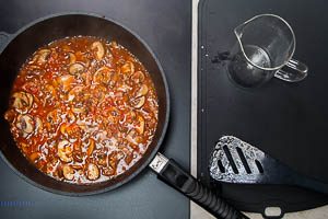 Champignons mit Gemüsebrühe ablöschen
