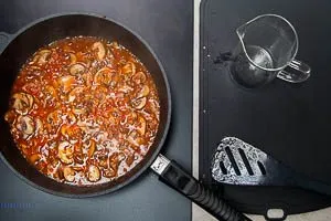Champignons mit Gem&uuml;sebr&uuml;he abl&ouml;schen