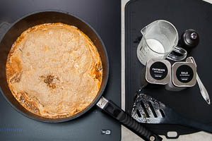 Sahne dazugeben und mit Thymian, Salz und Pfeffer würzen, mit Sojasauce abschmecken