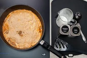 Sahne dazugeben und mit Thymian, Salz und Pfeffer w&uuml;rzen, mit Sojasauce abschmecken