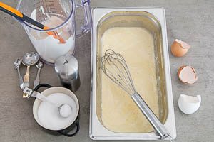 Eier mit Sahne, Salz und Pfeffer in einem zweiten Behälter verquirlen