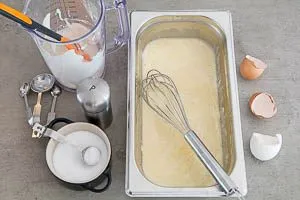 Eier mit Sahne, Salz und Pfeffer in einem zweiten Beh&auml;lter verquirlen