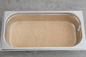 Paniermehl in eine Schale geben