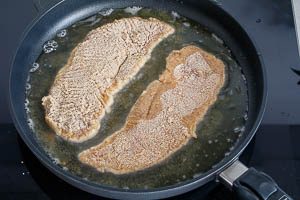 Jägerschnitzel in heißem Butterschmalz ausbacken