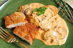 Schnitzel mit Jägersoße mit frischer Petersilie servieren