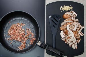 Speck und Schalotten in Butterschmalz anbraten