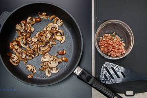 Knoblauch und Speck beiseitestellen, dann Champignons anbraten