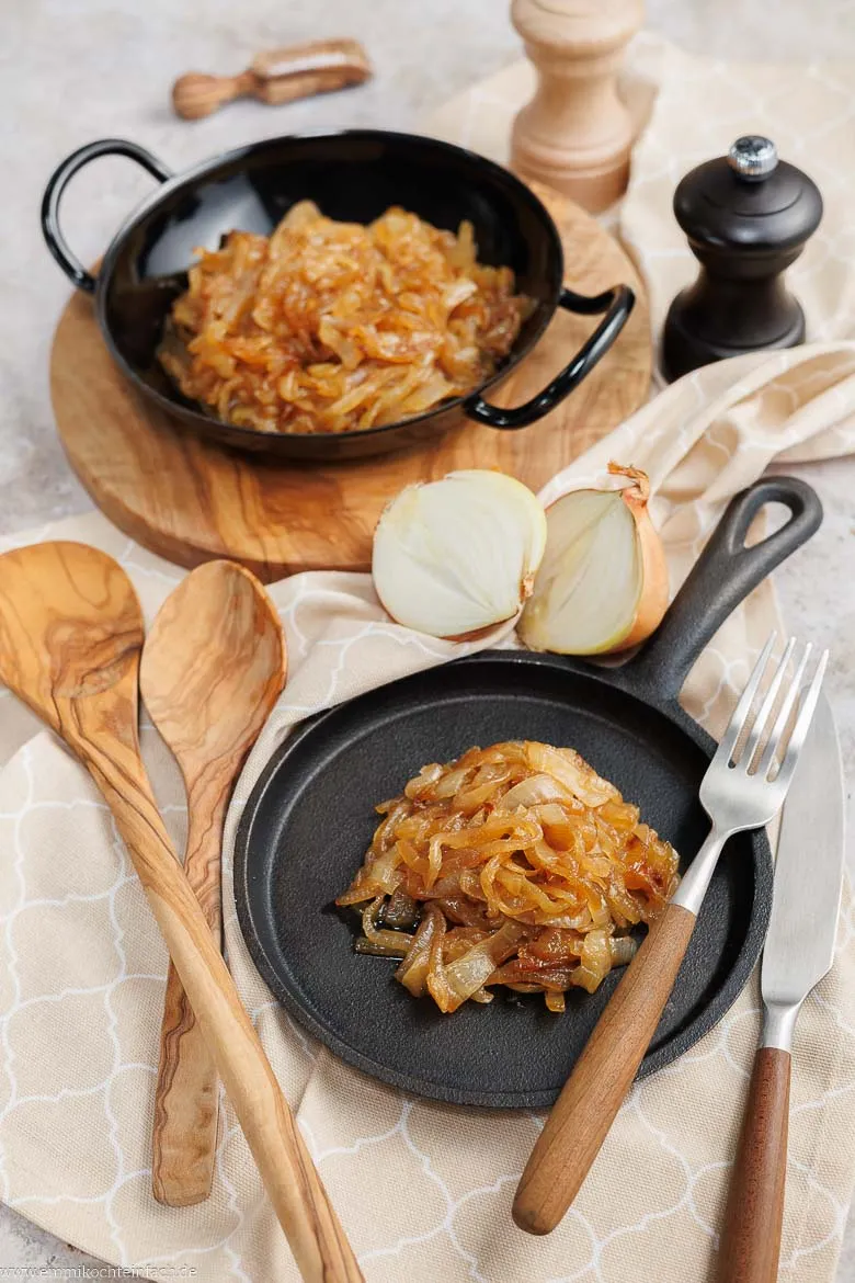 Zwiebeln in der Pfanne karamellisieren