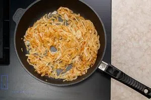 Butterschmalz erhitzen und die Zwiebeln darin goldbraun anr&ouml;sten