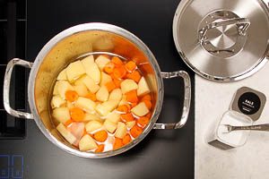 Gemüse mit Salz und Wasser aufkochen lassen