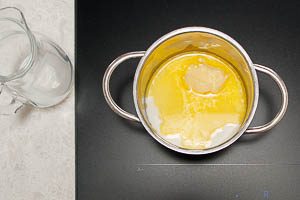 Milch erwärmen und Butter darin schmelzen