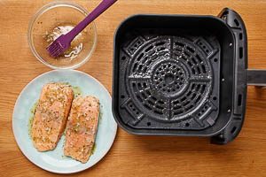 Lachs vor dem Airfryen mit der Marinade bestreichen
