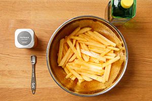 Kartoffeln mit Öl, Paprikapulver und Salz vermengen.