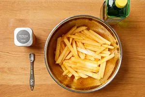 Kartoffeln mit &Ouml;l, Paprikapulver und Salz vermengen.