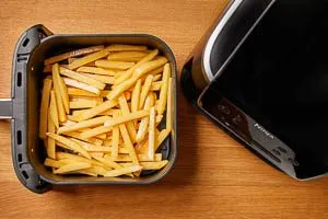 Kartoffeln in die Schublade des Airfryers geben.