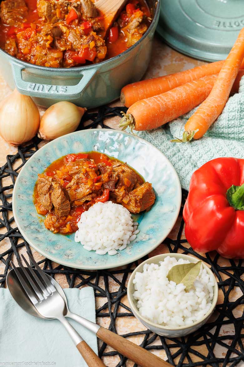 Putengulasch mit einer passenden Beilage servieren