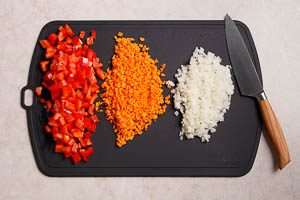 Karotten, Zwiebeln und Paprika schneiden