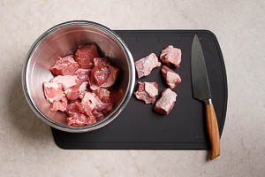 Putenfleisch schneiden