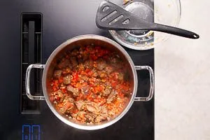 Gem&uuml;se zu dem Putenfleisch geben