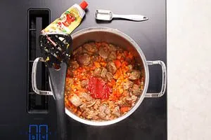 Tomatenmark dazugeben