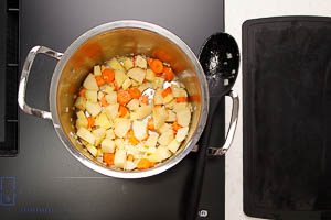Gem&uuml;se und Apfel hinzugeben und mit anbraten.