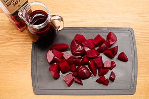 Rote Bete klein schneiden und Rote-Bete-Saft abmessen.