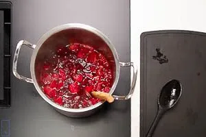 Köcheln lassen, bis das Gemüse gar ist.