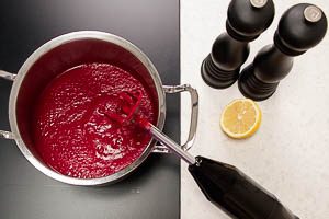 Suppe p&uuml;rieren und mit Zitronensaft, Salz und Pfeffer abschmecken.