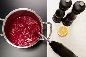 Suppe pürieren und mit Zitronensaft, Salz und Pfeffer abschmecken.