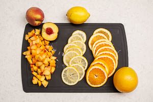 Obst in Scheiben oder Stücke schneiden