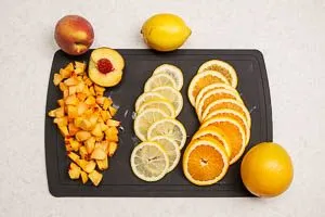 Obst in Scheiben oder St&uuml;cke schneiden