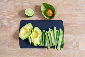 Gurke und Avocado halbieren