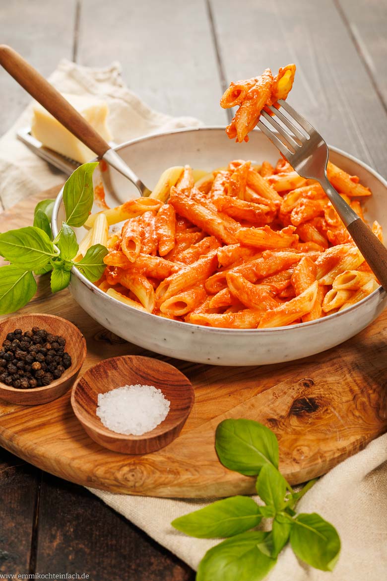 Pasta mit Tomaten-Sahne-Soße für die ganze Familie